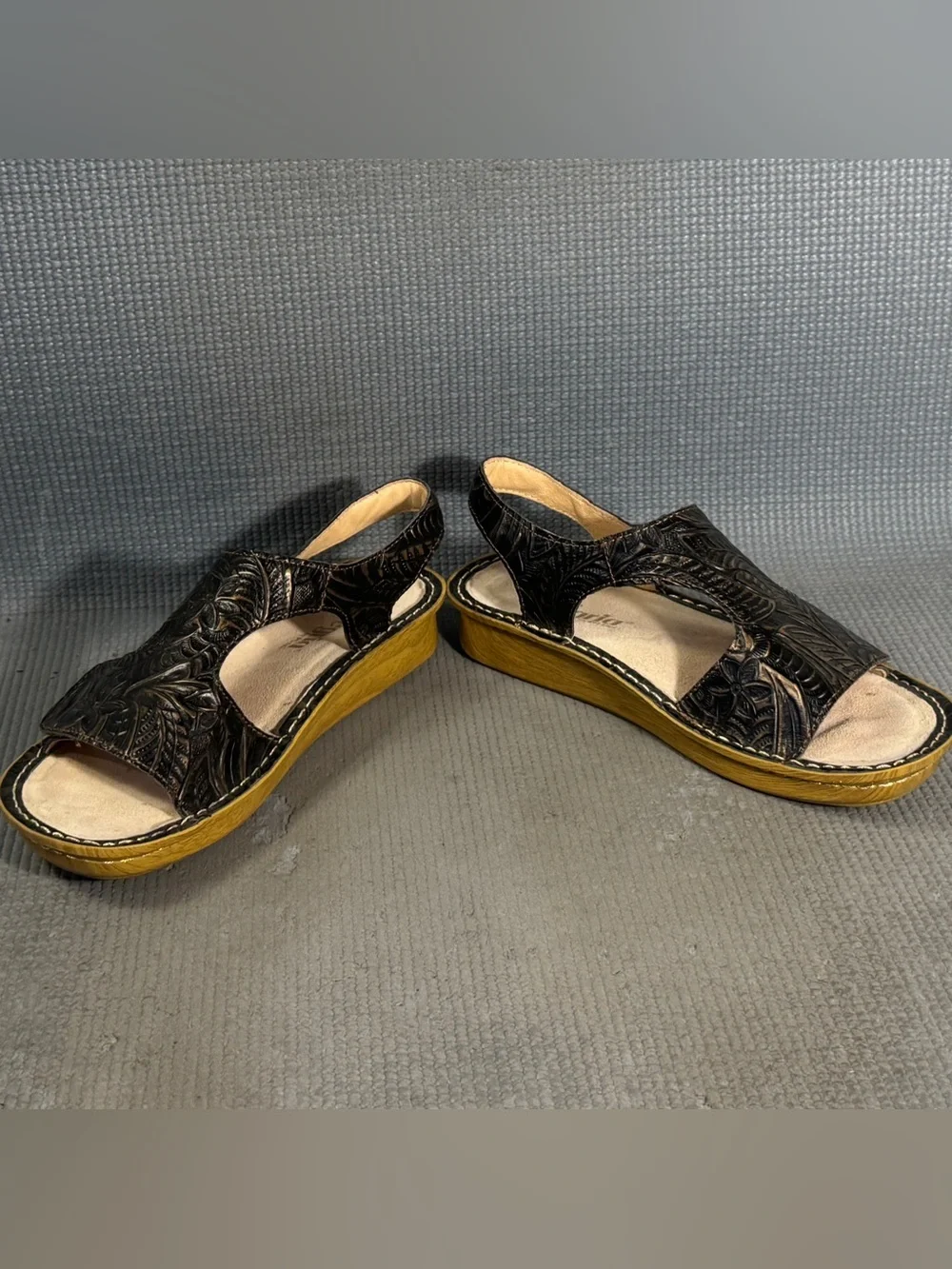 Alegria VIK-153 Women's Black Embossed Leather Sandals Size 7.5 US 39 EU - Picture 4 of 9